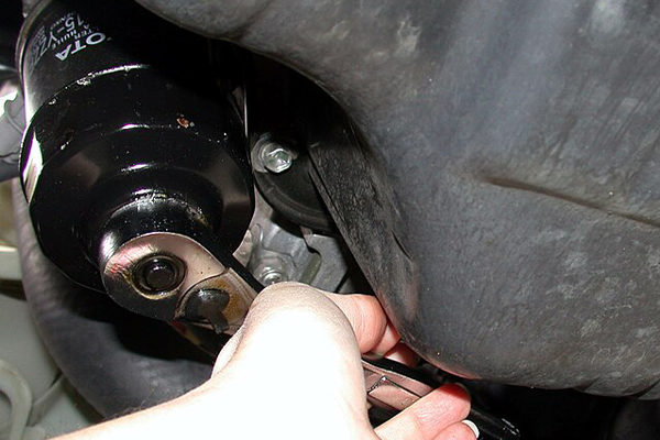 Removing oil filter with tool